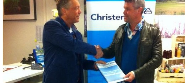 Peter biedt Ronald Obbes het rapport aan kleiner