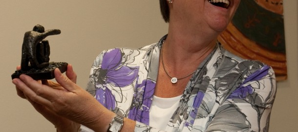 20120601 Henny krijgt bronzen beeldje CU