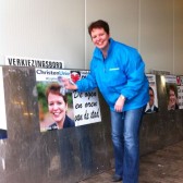 Harmke posters plakken